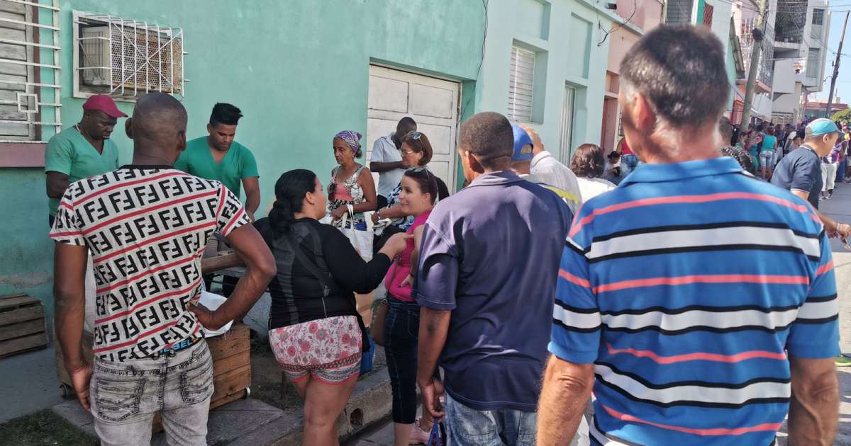 Colas para comprar alimentos en Santiago de Cuba Foto - CiberCuba