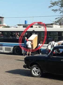 Cómoda en una guagua cubana