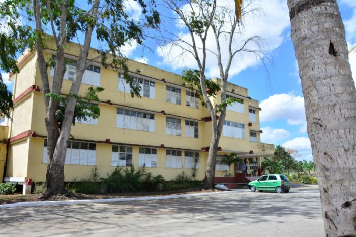 La escuela Alberto Delgado acoge a pacientes que clasifican como sospechosos de padecer la COVID-19