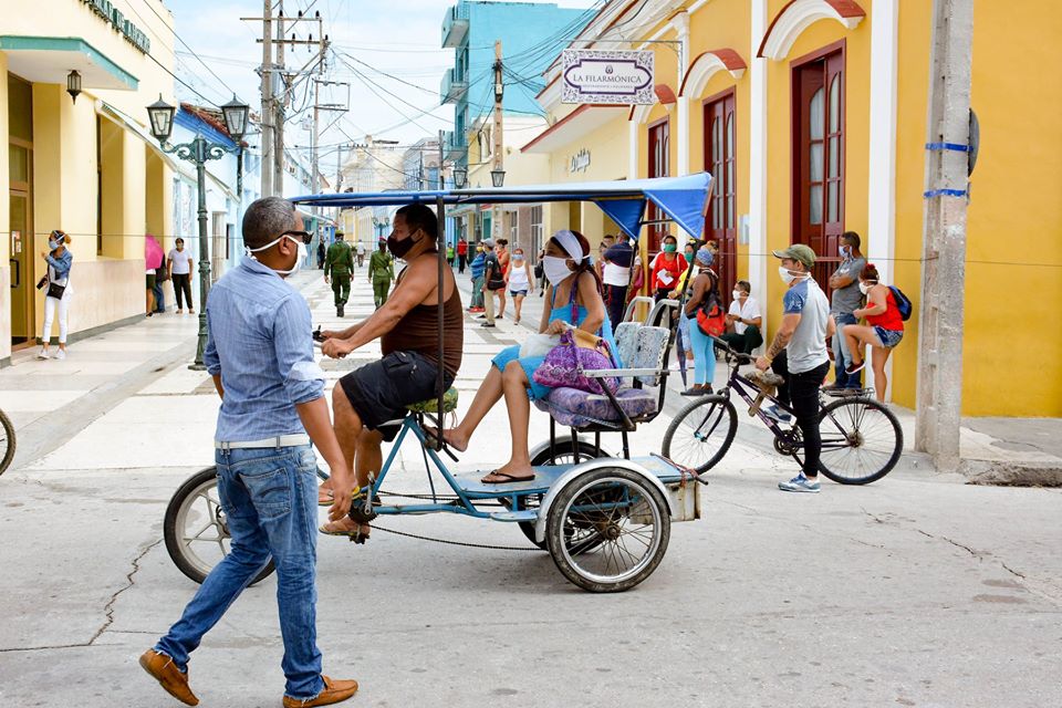 Cubanos vuelven a las calles después de semanas de confinamiento