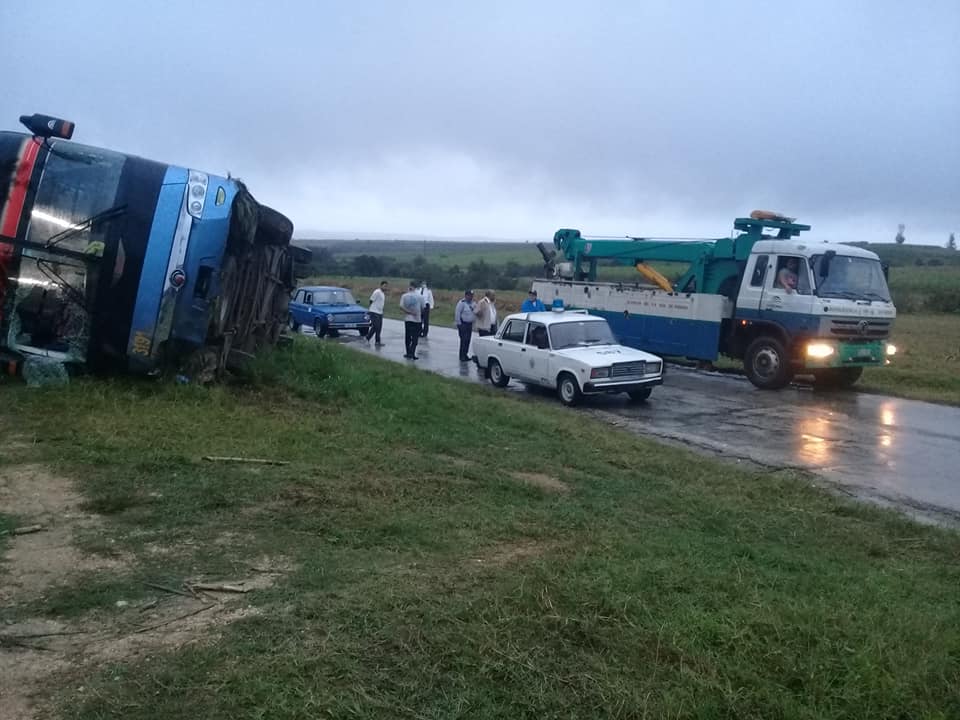 Accidente de tránsito en Santiago de Cuba dejó 26 personas lesionadas tras volcarse ómnibus que viajaba a La Habana