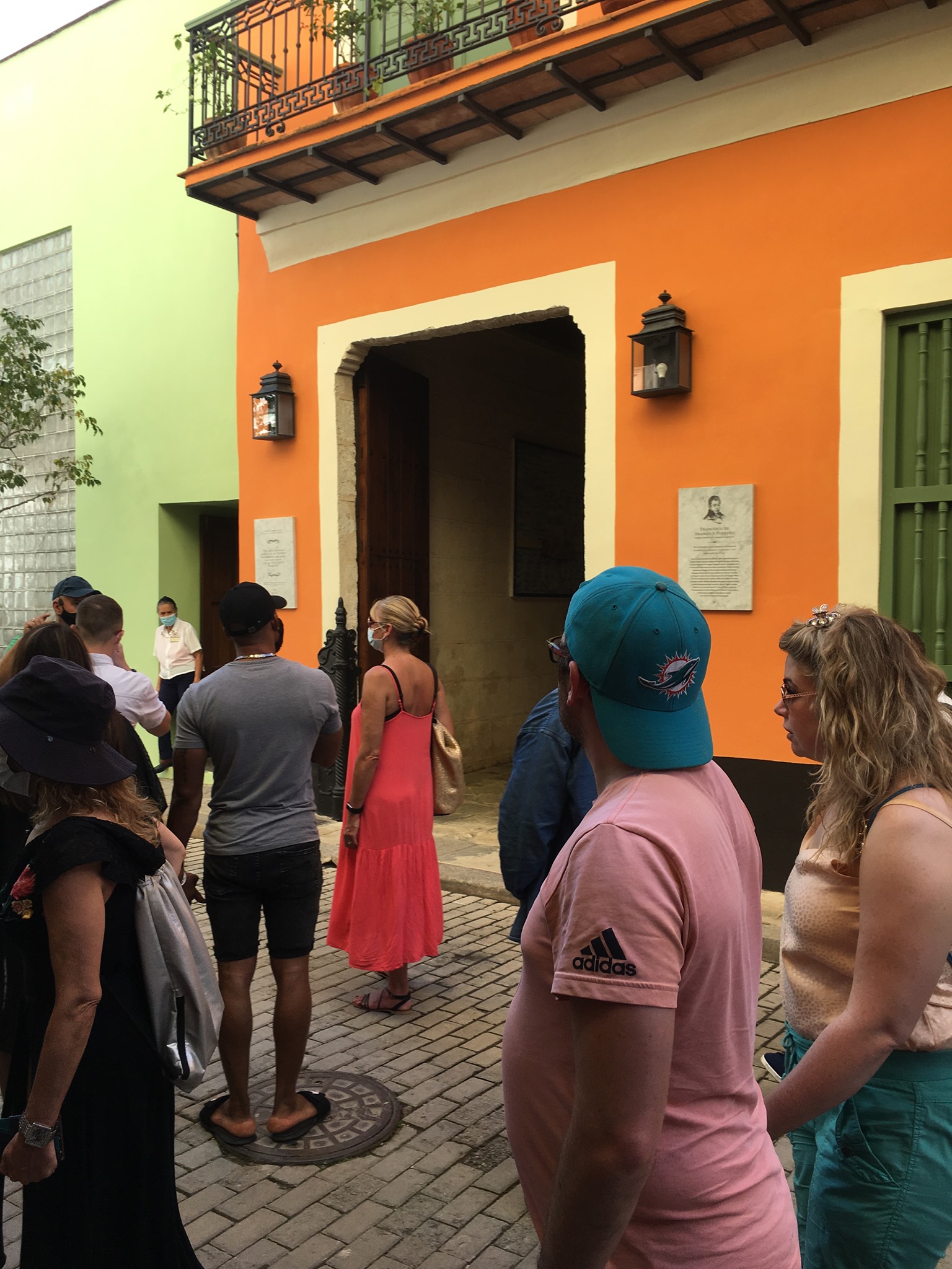 Turistas sin nasobuco por las calles de La Habana