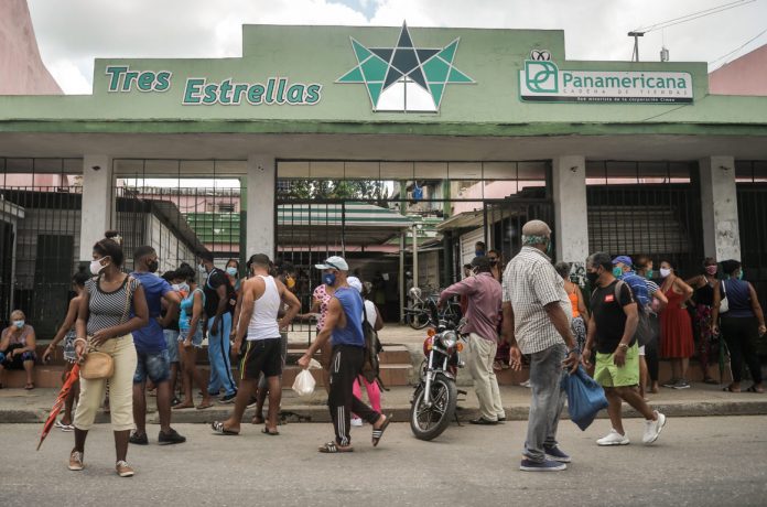 ¿Quién nos salva de esta? A pesar de los altos números de casos positivos de coronavirus en La Habana, el Gobierno se niega a ordenar el confinamiento estricto