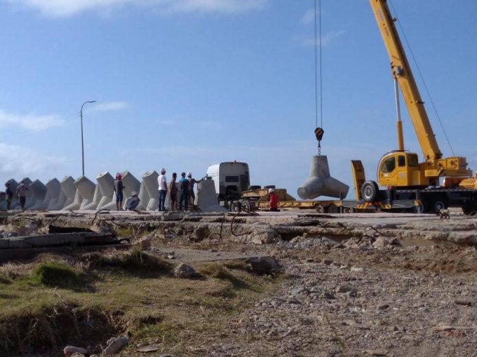 Miles de pesos nuevamente tirados a la basura!! A menos de un año de colocada, las autoridades retiran la barrera protectora del malecón de Baracoa