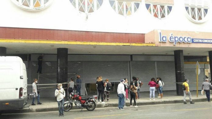 Cubanos pagan hasta 1200 pesos por un turno para comprar en la tienda La Época, el mercado en dólares mejor abastecido en estos momentos en La Habana