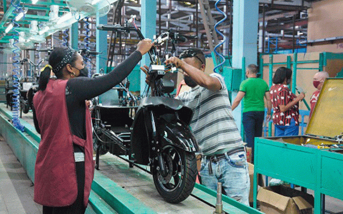 Producirán 10 mil bicicletas eléctricas este año en Villa Clara para venderlas en las tiendas en dólares del país