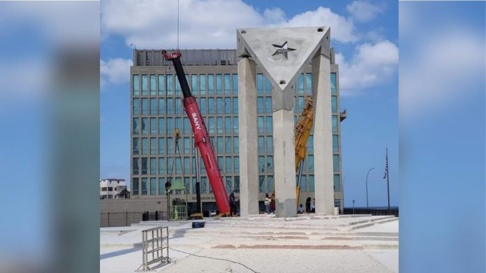 Gobierno cubano planta una inmensa bandera de concreto frente a la Embajada de Estados Unidos en La Habana, mientras no hay cemento para construir casas