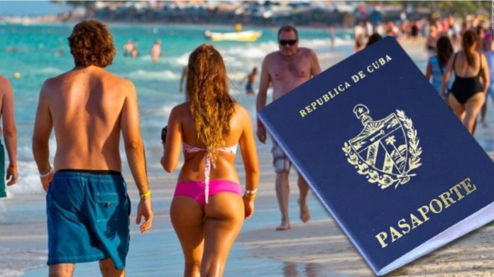 ¿Pueden viajar realmente a reencontrarse con sus familiares en Dominicana los cubanos que viven en la isla con los paquetes turísticos que venden las agencias en Miami?