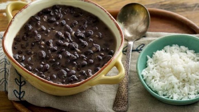 Arroz con frijoles, un plato de lujo en la Cuba de hoy por culpa del 'des' - ordenamiento monetario