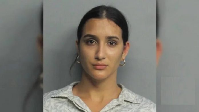 Joven cubana es arrestada en Miami por enredarse a golpes y mordidas contra varios policías