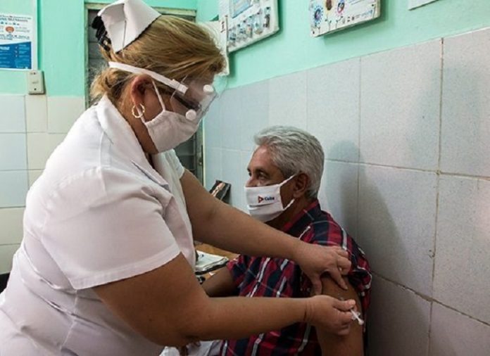 Finalmente el doctor Durán recibe su primera dosis de la vacuna contra el coronavirus Soberana 02