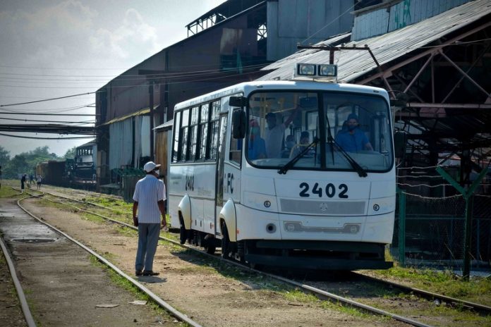 ¿Volvemos en el tiempo? Llegan a Cuba los primeros ferrobuses rusos con los que el Gobierno pretende resolver el problema del transporte en las zonas rurales