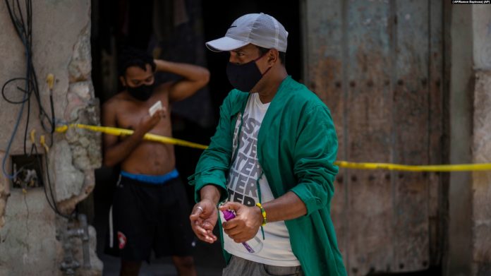 Gobierno cubano realiza censo puerta por puerta en La Habana en busca de casi 2 millones de personas para ser inmunizadas contra el coronavirus