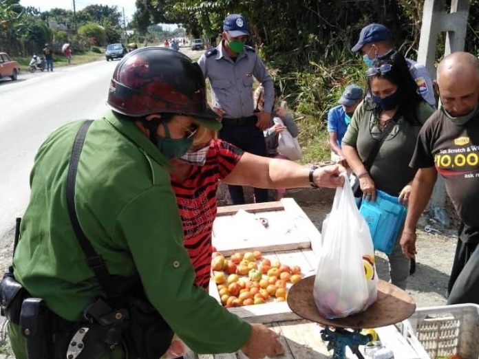 De bandoleros y pesas trucadas están llenos todos los mercados en Cuba