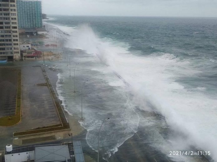 Fuertes penetraciones del mar provocan inundaciones en las zonas bajas del Malecón de La Habana (+ Fotos)