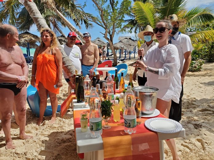 Mientras los cubanos sufren la escasez, los turistas alaban en las redes sociales los hoteles en Cuba por la abundancia de comida que encuentran en ellos