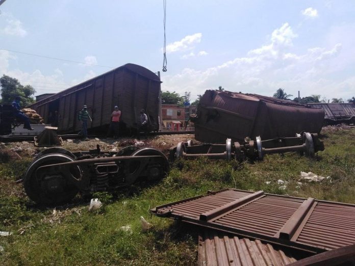 Se descarrila tren de carga cargado de papas cerca de un grupo de viviendas a la salida de Las Tunas