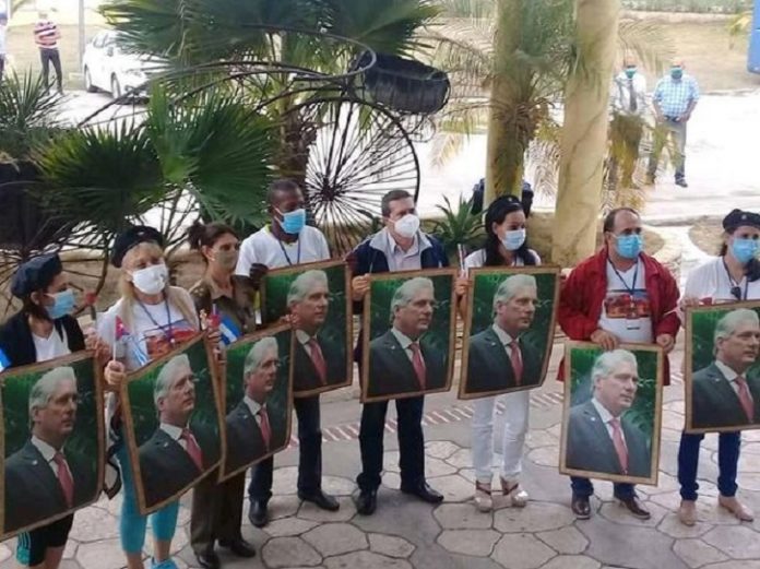 Delegados que participaron en el Congreso del Partido Comunista regresan a casa con un regalo en sus manos: Un cuadro con la foto de Díaz-Canel