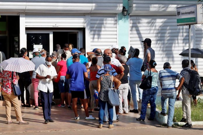 Nuevo error bancario hace que miles de cubanos amanezcan con millones de pesos en sus cuentas de ahorro