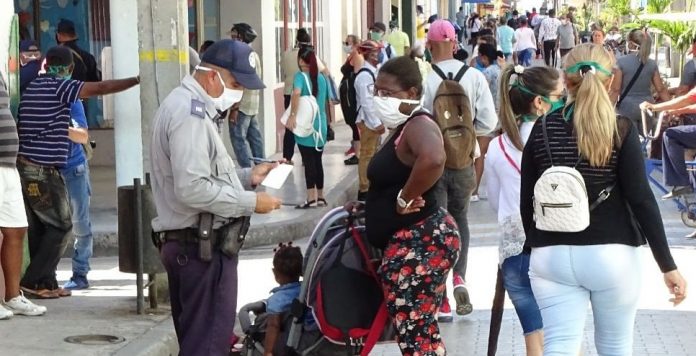 Otro día de récords nefastos para la pandemia en Cuba, que hoy marcó un nuevo pico en la cifra de contagiados, con 7784 casos positivos, y 66 fallecidos