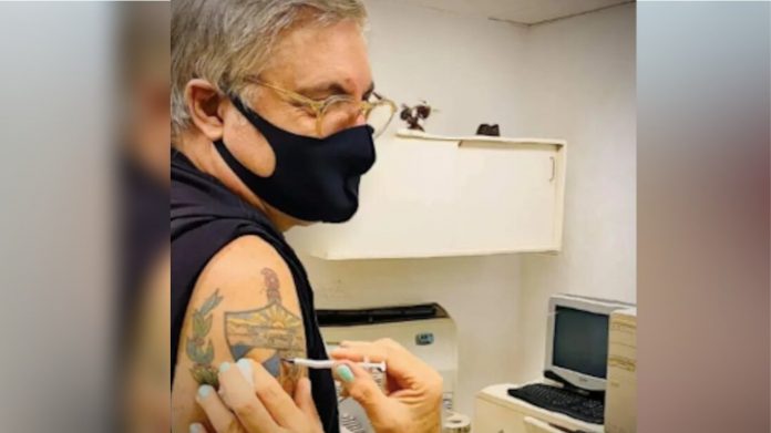 Llueven las críticas al cantante Amaury Pérez por vacunarse contra el coronavirus sobre un tatuaje, contraviniendo normas médicas