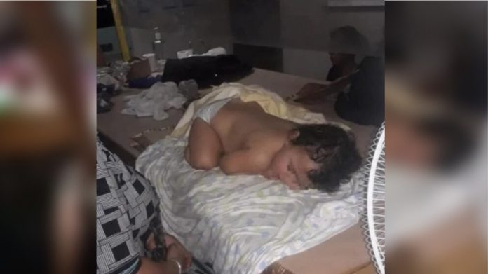 Bebé cubana es separada de sus padres tras ser desalojados del barco en que se atrincheraron en Islas Caimán