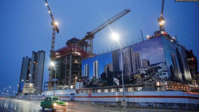 ¿Bloqueo selectivo? No hay materiales para arreglar las casas del pueblo en Cuba, pero los grandes hoteles no paran de construirse por todo el país