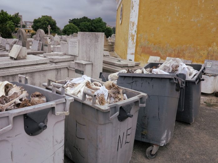 Gobierno cubano reacciona a las indignantes fotos de los huesos humanos en tanques de basura en el Cementerio de Colón, asegurando que fueron tomadas en el 2010
