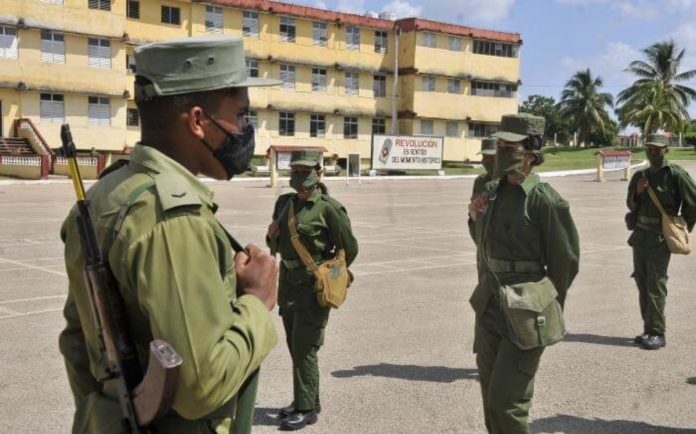 Raúl Castro propone que todos los jóvenes, sin importar su sexo, que deseen estudiar una carrera universitaria pasen el Servicio Militar