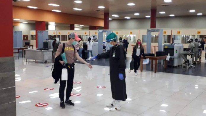 Varadero recibe cientos de turistas rusos a pesar de las medidas estrictas ordenadas por el Gobierno en Matanzas para detener la propagación del coronavirus