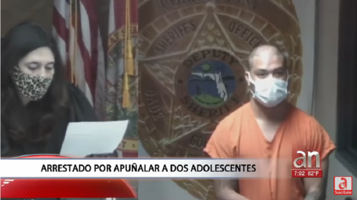 Cubano en Hialeah la emprende a puñaladas contra dos jóvenes que quisieron robarse unos mangos del patio de su casa