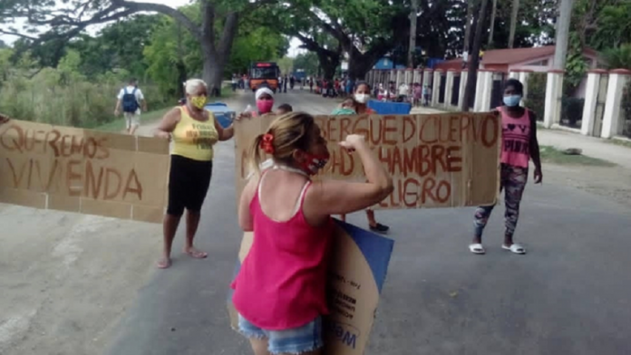 Grupo de madres cubanas se manifiestan en las calles de La Habana para exigirle al Gobierno una vivienda digna para sus hijos
