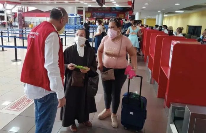 Cubanos recogen firmas para pedir al Gobierno en la isla la apertura de un corredor de vuelos humanitarios para llevar ayuda en medio de tanta escasez que vive el país