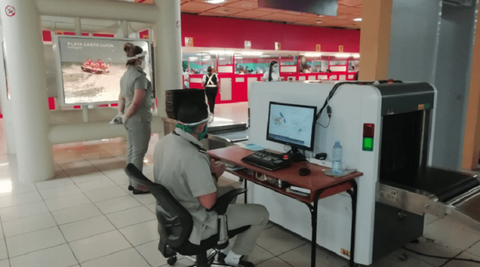 Aduana del Aeropuerto de Camagüey detecta a ciudadano cubano intentando sacar del país corales, caracoles y caballitos de mar