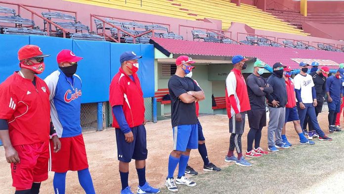 Selección cubana de béisbol que participará en la venidera Serie del Caribe detiene los entrenamientos por el coronavirus, con Higinio Vélez entre los contagiados