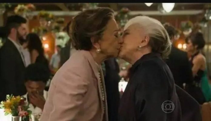 Televisión Cubana responde a las fuertes críticas de los televidentes tras censurar un beso lésbico en la telenovela brasileña que está en transmisión