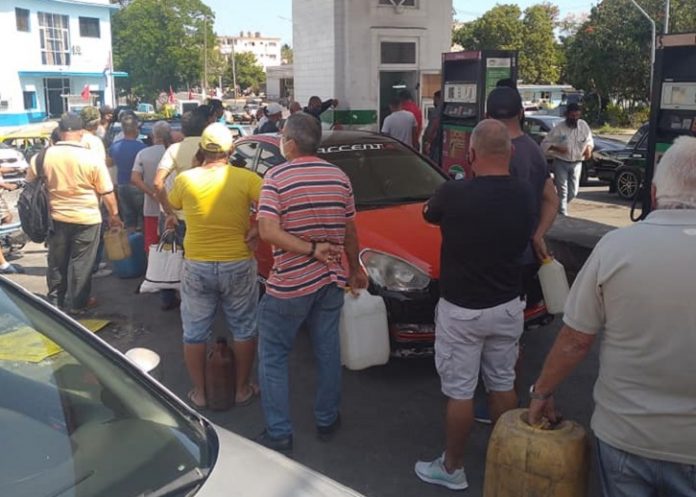 Cubanos denuncian desde la isla que han vuelto las largas colas para comprar combustible en La Habana