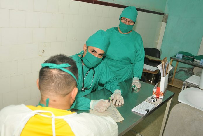 Médico cubano en Matanzas que trabaja con pacientes con coronavirus denuncia que el Gobierno no les entrega los medios de protección necesarios para no contagiarse
