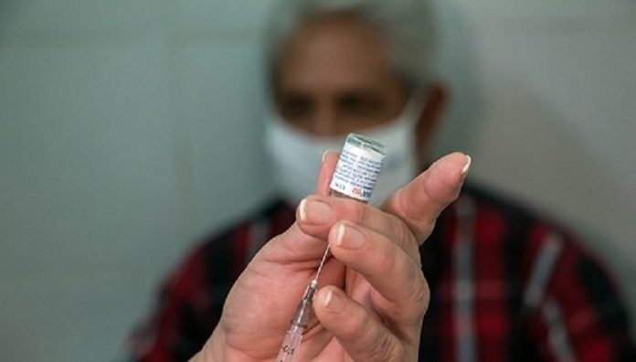 Cuba espera por donativo de millones de jeringuillas para poder seguir realizando los ensayos de vacunación contra el coronavirus pues están en falta en el país