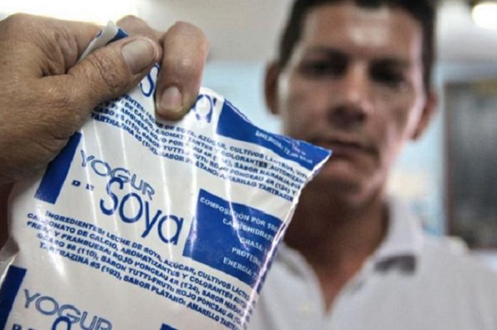 Falta de envases deja a los niños que viven en La Habana sin poder tomar el yogurt de soya que le entregan por la libreta de abastecimiento