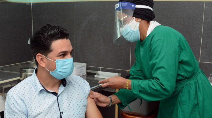 Cubanos podrían correr el riesgo de no poder viajar a Europa pues la vacunación que se está realizando en la isla no es con una vacuna autorizada por la OMS