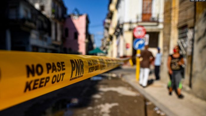 Barrios enteros cerrados por COVID, hospitales al borde del colapso y una escasez generalizada de comida se convierten en la realidad de la Cuba de hoy