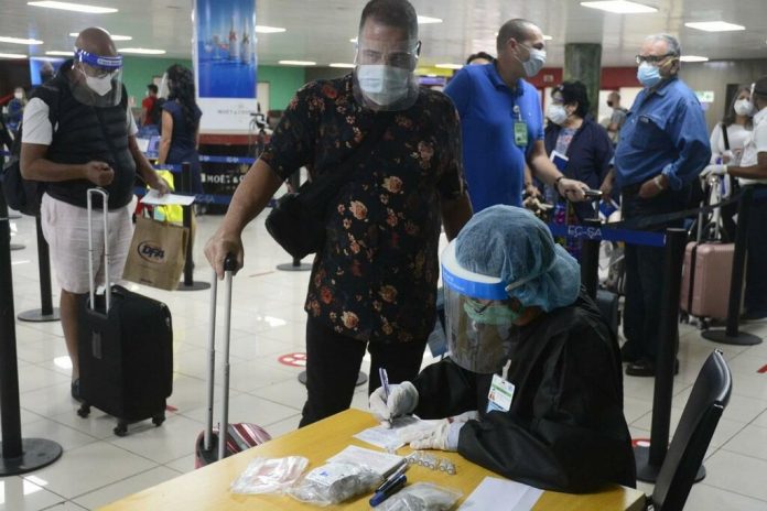 Cubanos que lleguen a la isla por los aeropuertos de Ciego de Ávila y Varadero tendrán que pasar una semana en aislamiento en un hotel en dólares