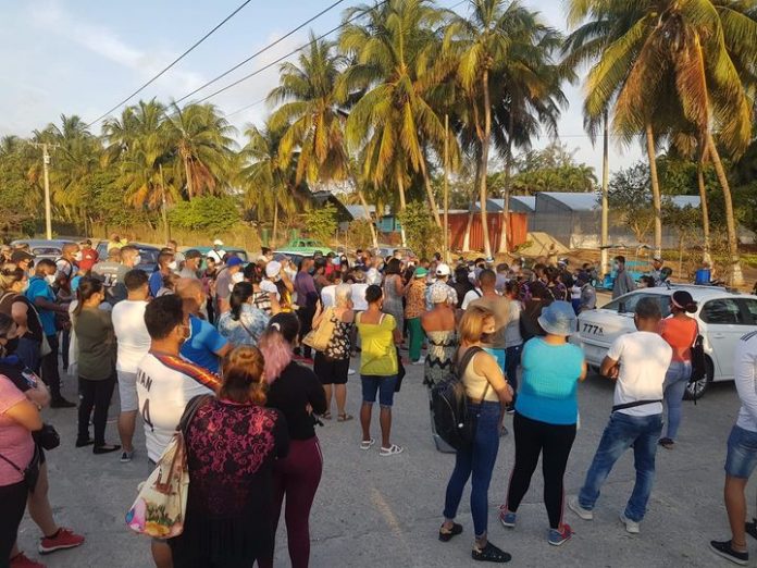 Gobierno cubano dice que las colas en Cuba son 