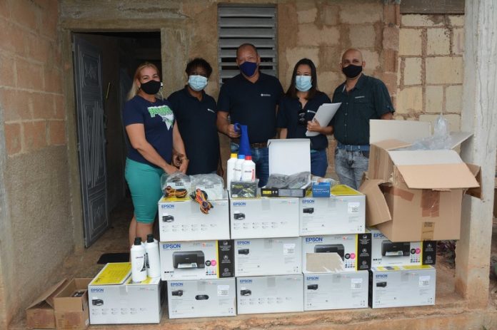 Cuentapropista cubano le compra al Gobierno casi 10 mil dólares en impresoras y partes de computadoras, y le hacen un reportaje como si fuese un héroe