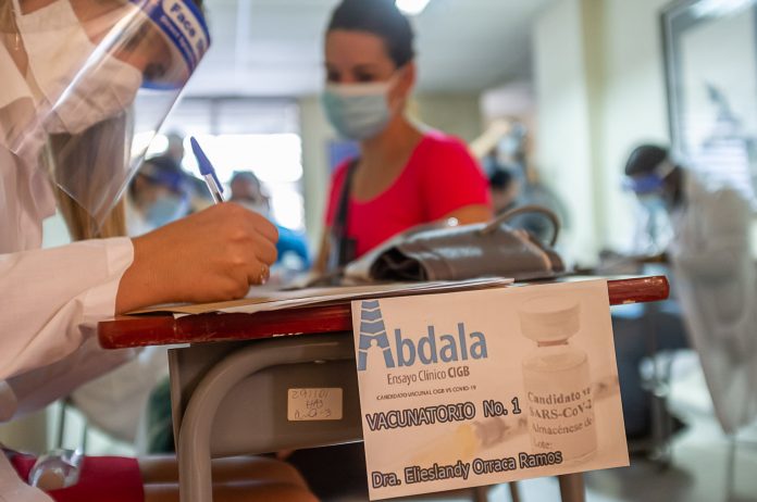 Denuncian que los centros de vacunación contra el coronavirus habilitados por el Gobierno apenas cumplen las condiciones sanitarias y las colas son de horas