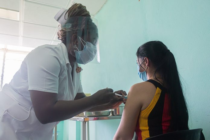 Cubanos que recibieron un placebo durante los ensayos clínicos de los candidatos vacunales contra el coronavirus serán inmunizados nuevamente con la vacuna real