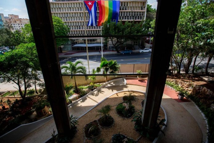 Bandera del Orgullo Gay ondea hoy junto a la Bandera Cubana frente al Ministerio de Salud Pública en La Habana