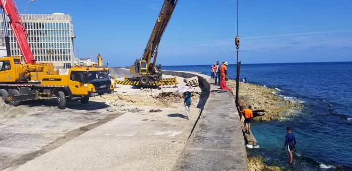 Invierten miles de pesos en reparar el muro del Malecón de La Habana, pero solo el tramo que está frente a la Tribuna Antiimperialista
