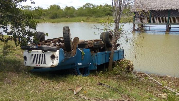 Accidente de tránsito en Camagüey cobra la vida de una persona y deja otras cuatro con heridas graves al volcarse y salirse un camión de la carretera